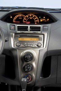 2009 Toyota Yaris 5-door Liftback S center console