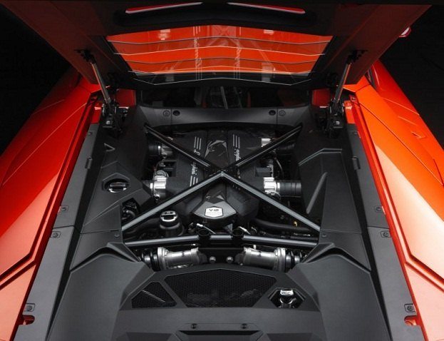 Lamborghini Aventador LP-700-4 engine