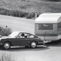 This 1967 base 911 model probably was one of very few ever used to tow a caravan mobile home. The fender mirrors were likely aftermarket accessories. Porsche Archiv