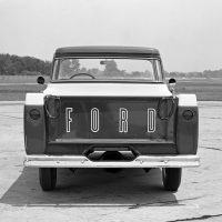 The rear tailgate of the ‘58 Ford F-100 had the Ford lettering outlined across the sheetmetal.