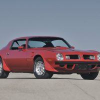 New for the entire 1975 Firebird line, including the Trans Am, was a wraparound rear window. Pontiac stylists created a front end that included the twin openings that was a traditional Pontiac visual cue.