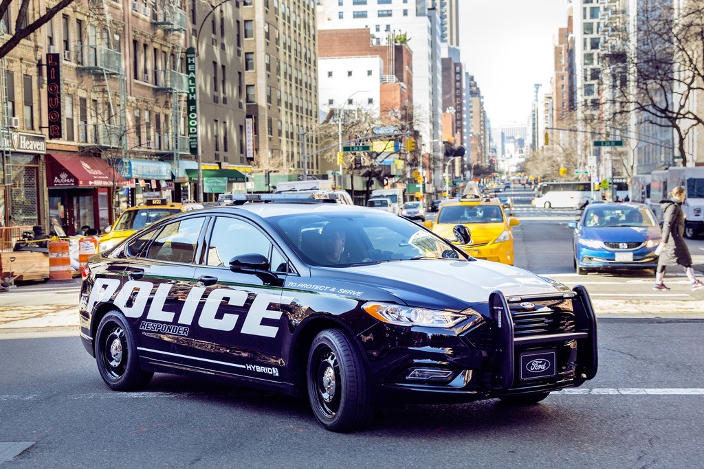 Ford Police Responder Hybrid Sedan: Pursuit-Rated, Fuel Efficient