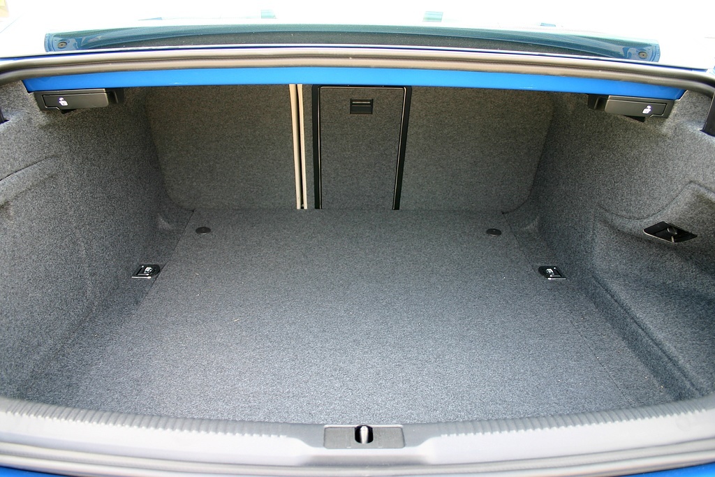 2009 Audi S5 trunk