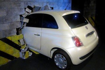 Fiat 500 becomes friends with brick wall
