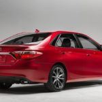 2015 toyota camry xse rear side view studio1