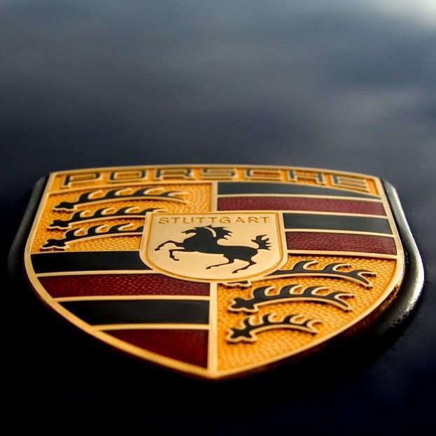 Porsche hood logo