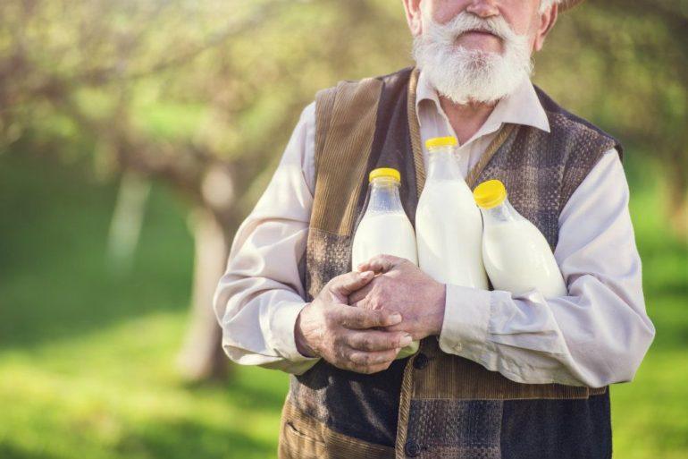 farmer with milk bottles PS2A8Y9