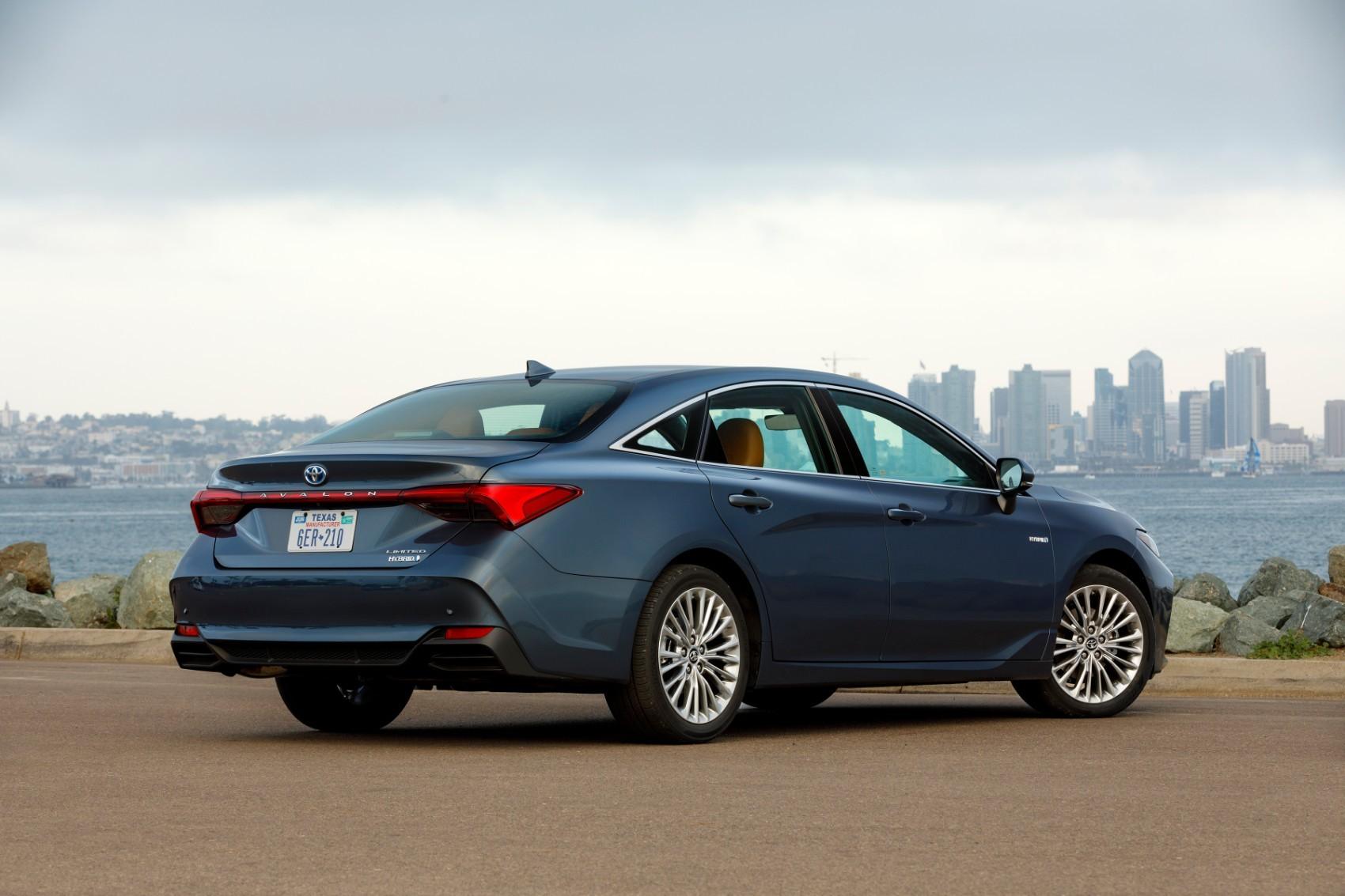 2019-toyota-avalon-hybrid-limited-review-ideal-for-work-or-pleasure
