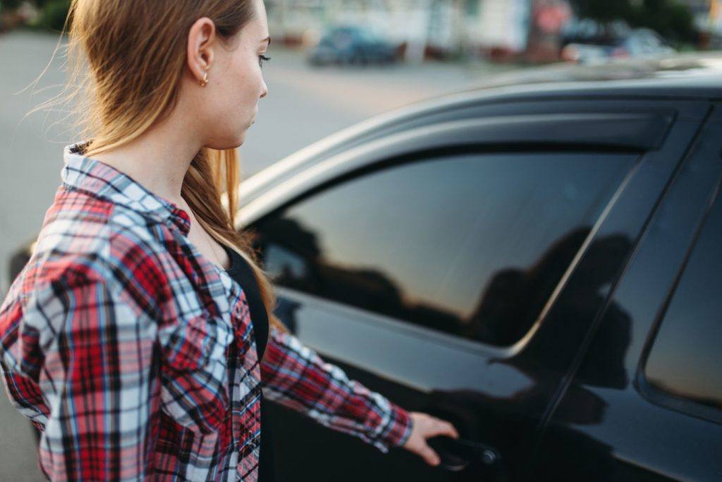 Genç sürücü arabaya biniyor. Tüketici Raporları ve Karayolu Güvenliği Sigorta Enstitüsü, gençler için en iyi kullanılmış arabaların bir listesini geliştirdi. 65 araçtan oluşan listede güvenlik, güvenilirlik ve uygun fiyat gibi unsurlar dikkate alındı.