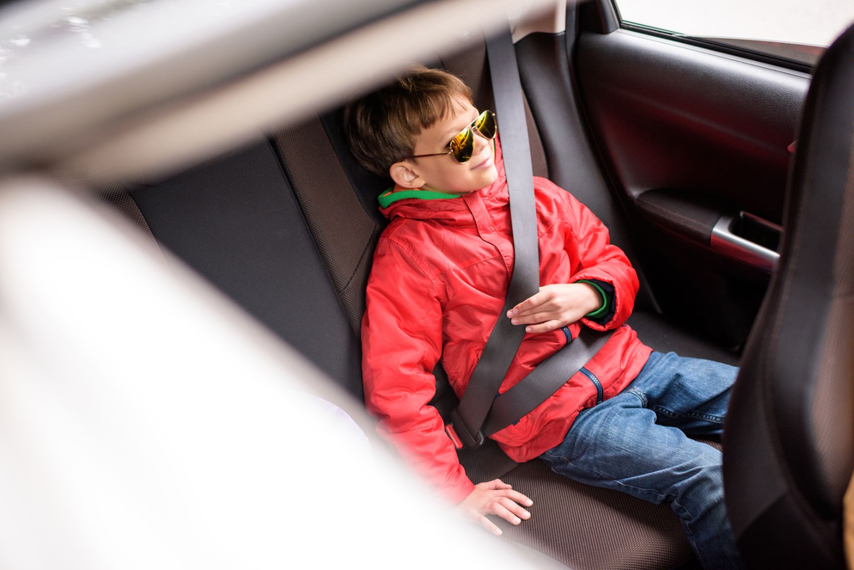 Перевести ребенка в машине. Детский ремень безопасности в машину. Авто для детей. Дети на заднем сиденье автомобиля. Автокресло в машине на заднем сидении.
