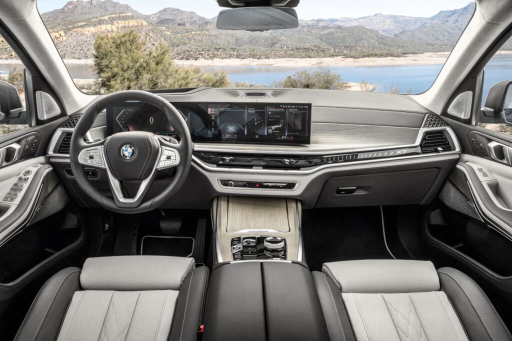 Interior layout of the 2023 BMW X7 xDrive 40i.