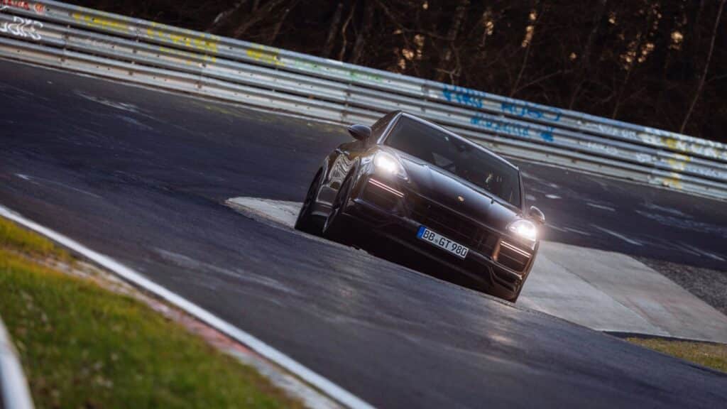 Porsche Cayenne Turbo GT - Top 5 des SUV de production les plus rapides autour du Nürburgring.