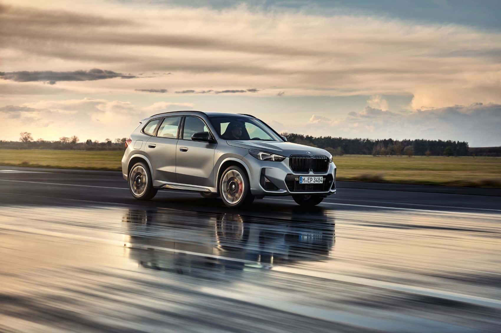 2024 BMW X1 M35i xDrive: Turbo Powertrain, iDrive 9 Software, New Tech  Features & More