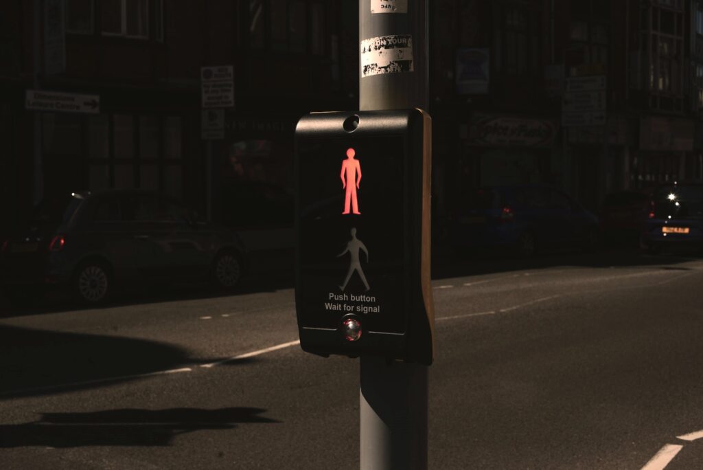 a pedestrian crossing sign indicating not to cross